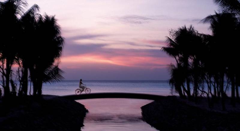 Spot island. One and only Reethi Rah Maldives. Коричневая коробочка one&only Reethi Rah Maldives. Elegantly Paradise.